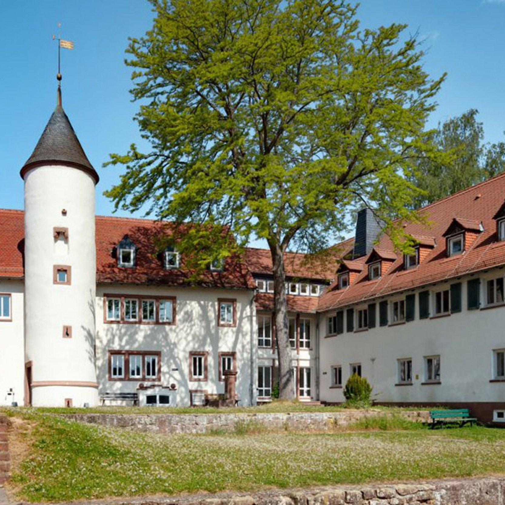 Kloster Höchst - Blick in den Hof. In der Mitte ein Türmchen, rechts ein langgezogener Seitenflügel