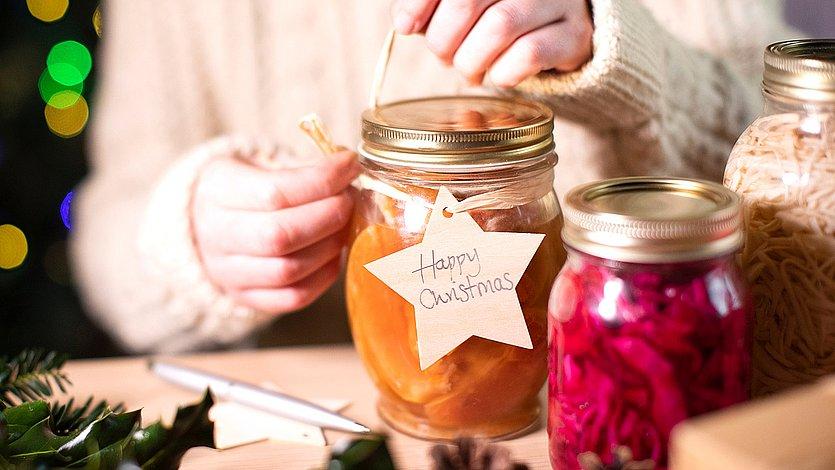 Geschenk Weckgläser, die als Geschenk verpackt werden