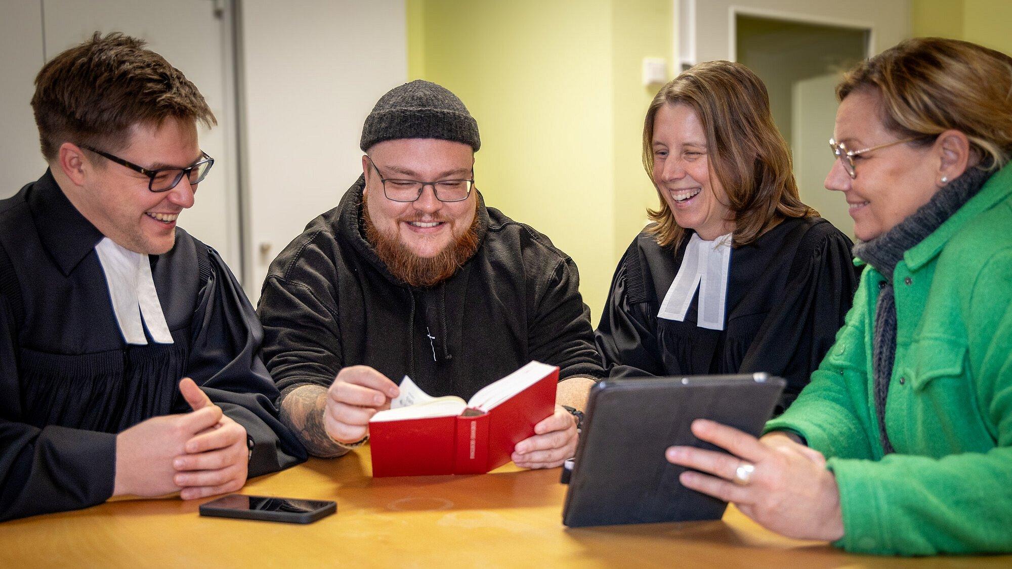 Vier Personen mit Bibel