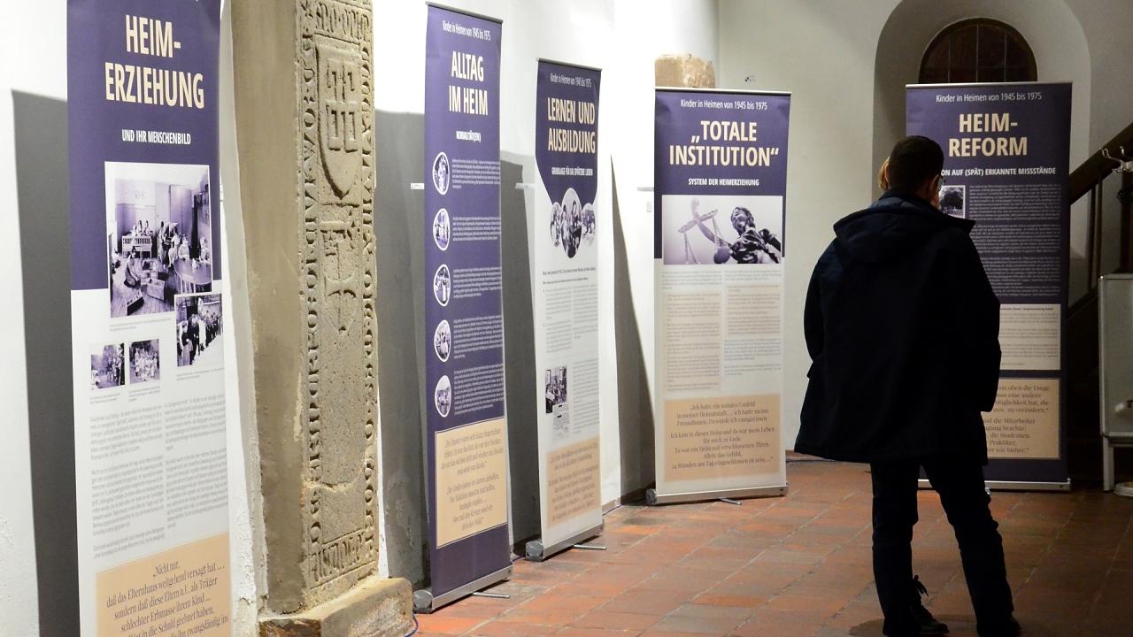 Schautafeln und Besucher