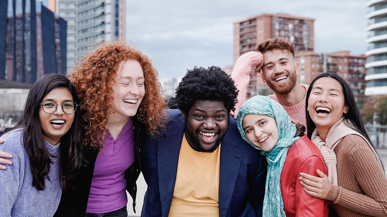 Junge Menschen im Gruppenbild aus unterschiedlichen Ländern