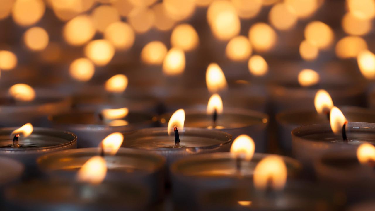 Viele Teelichter, die im dunklen leuchten
