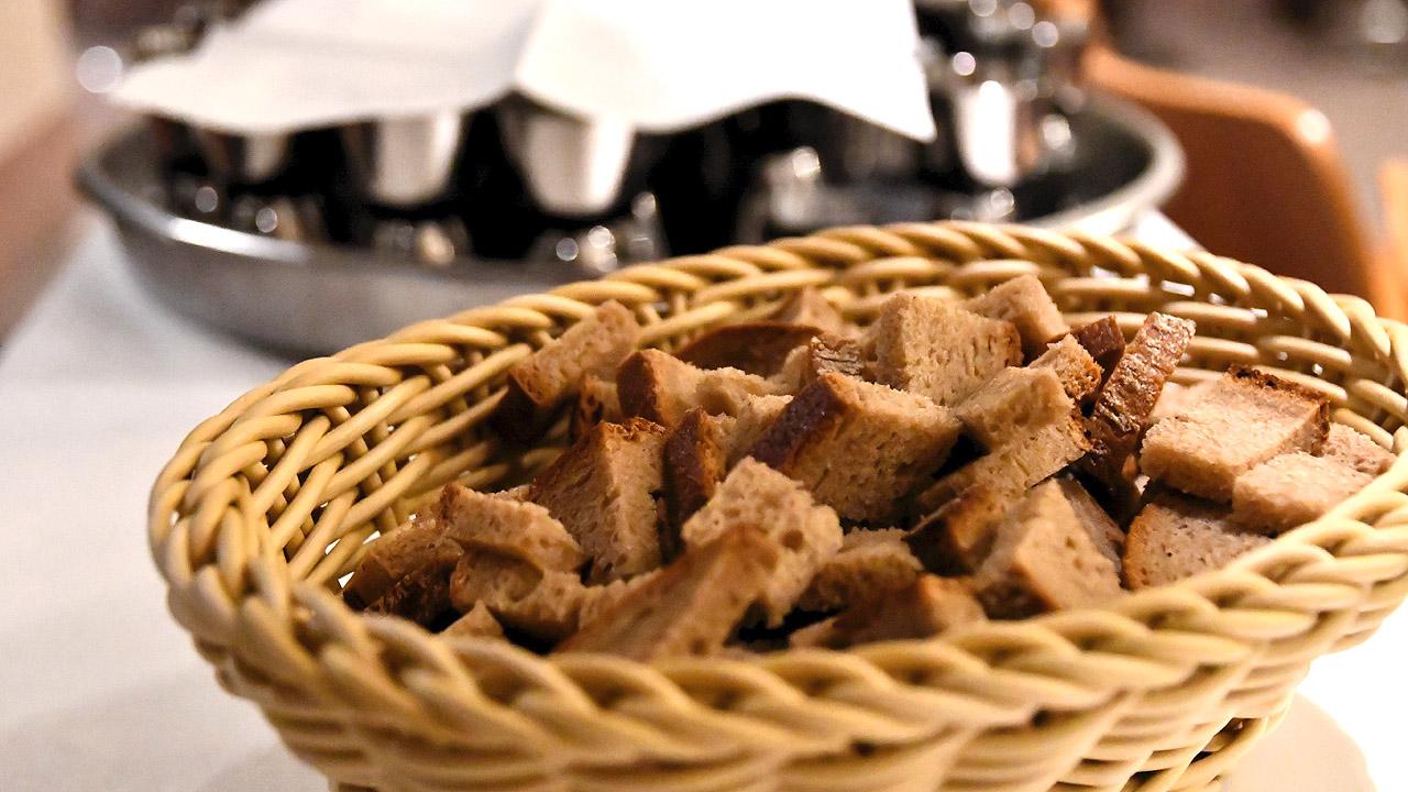 Korb mit Brotwürfeln