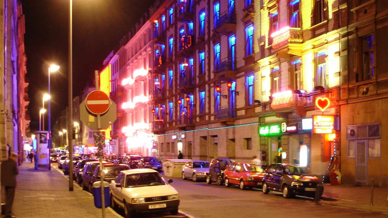 Straße in Frankfurt bei Nach, bunte Lichter von den Fenstern, rote Herzen, es ist das Rotlichtviertel