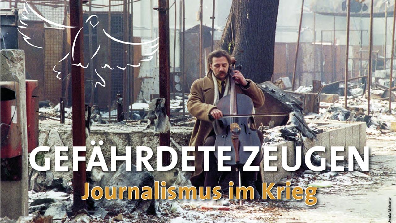 Ein Mann spielt inmitten von Kriegstrümmern Cello.