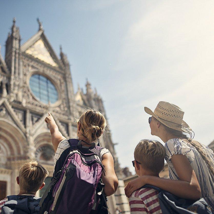 Dom von Siena Eine Familie steht vor einem prächtigen, gotischen Dom