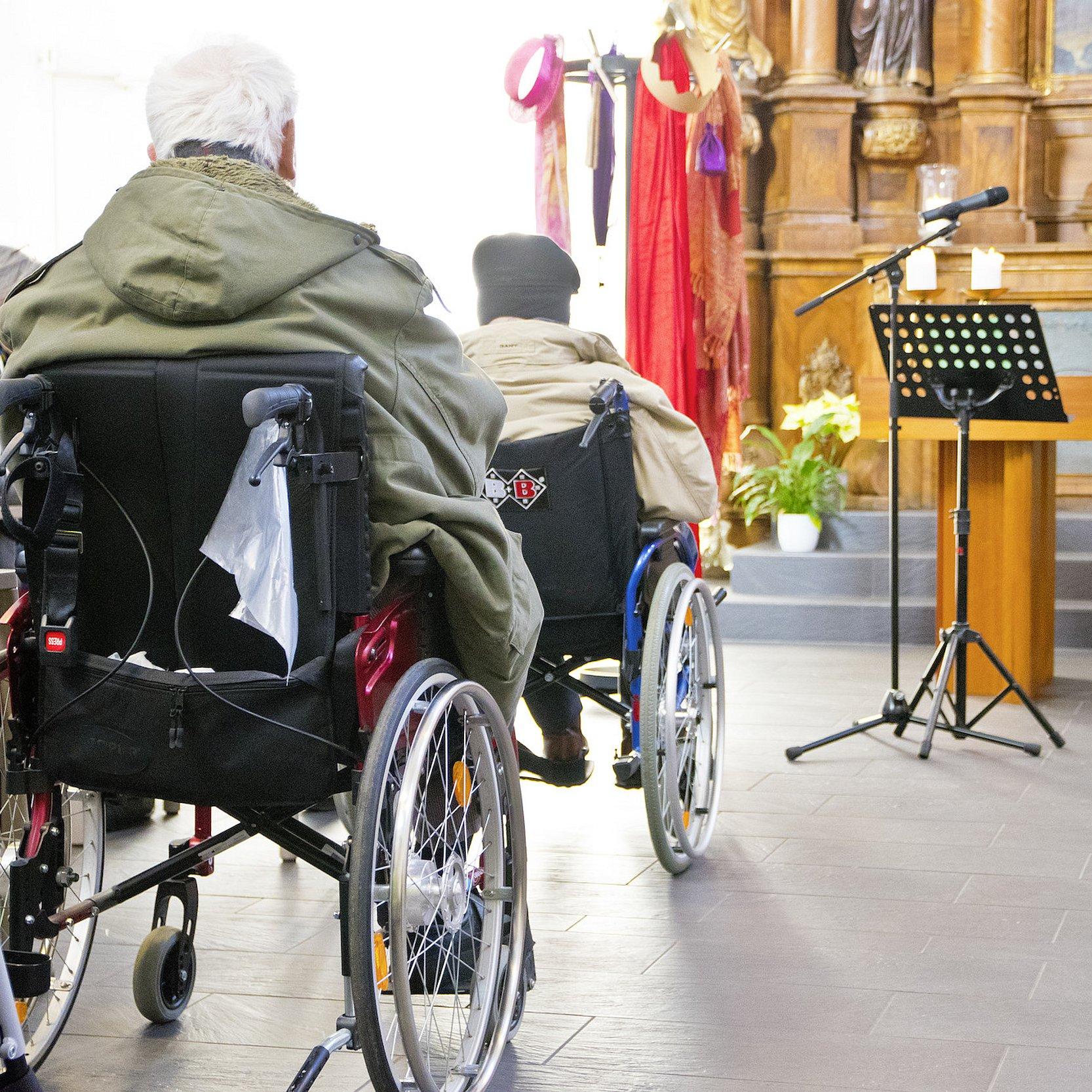 Rollstuhlfahrer*innen nehmen an einem Gottesdienst teil