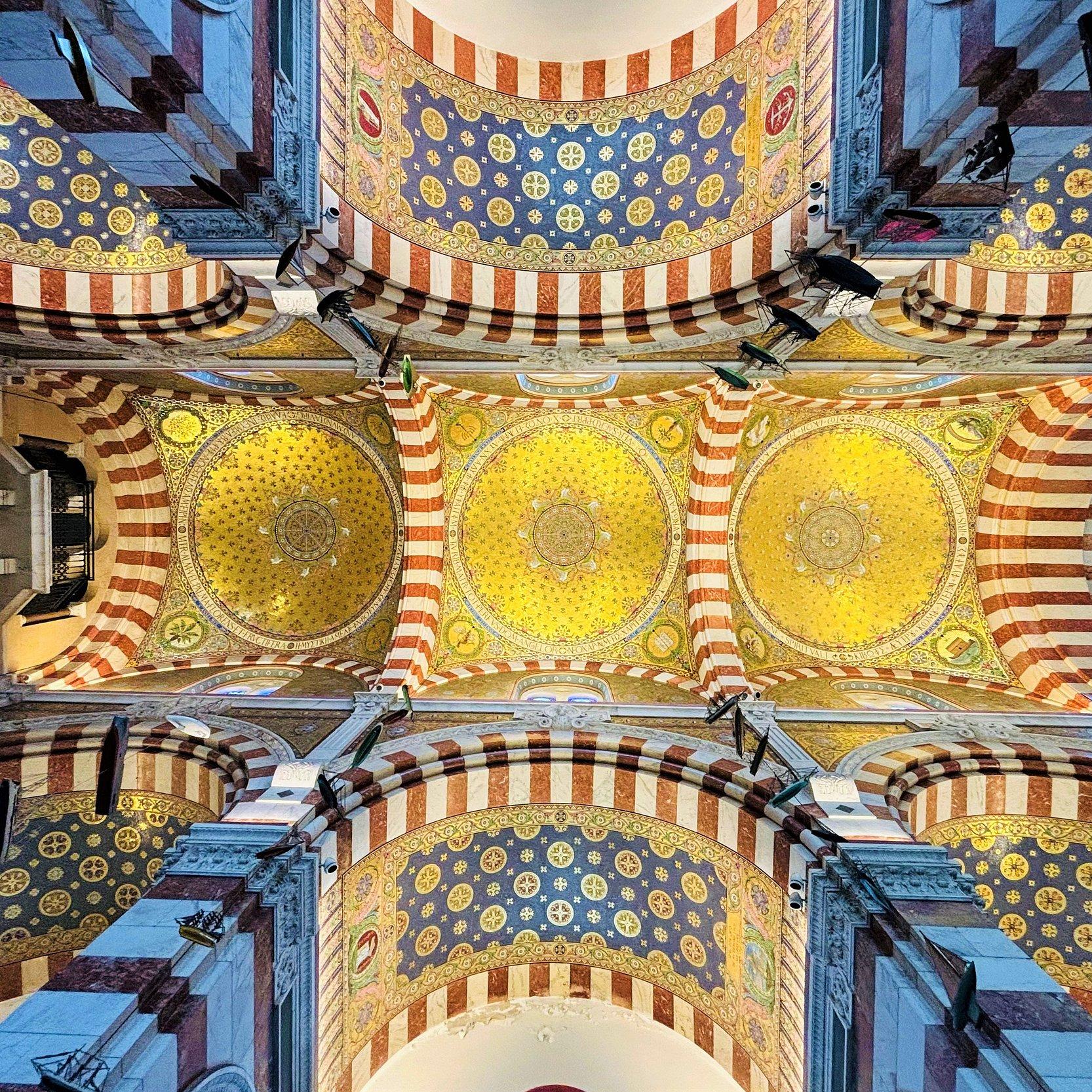 Faszinierender Blick - nicht nur in der Urlaubszeit: Basilika Notre-Dame de la Garde in Marseille