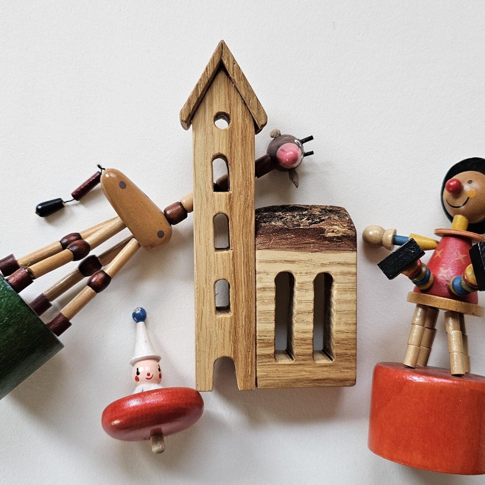 Kinderspielzeug aus Holz und eine kleine Kirche aus Holz