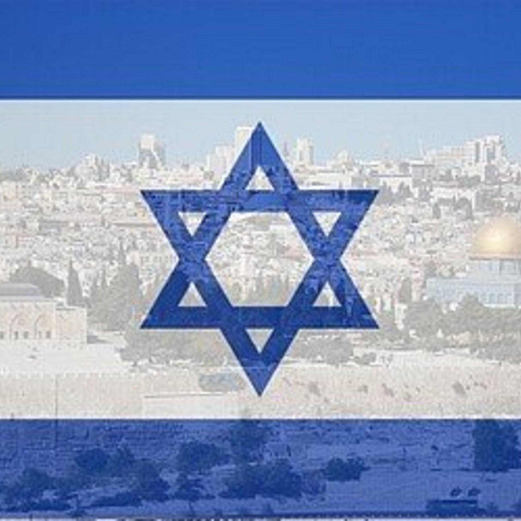 Hinter einer blau-weißen, israelischen Fahne mit dem blauen Davidsstern sieht man einen Panoramablick auf Jerusalem.