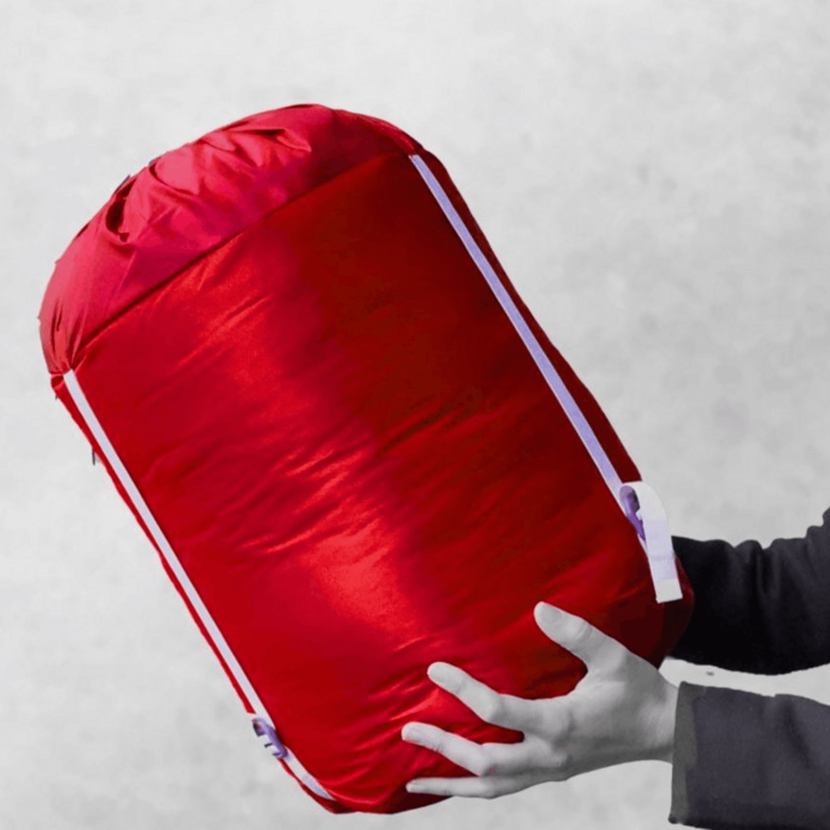 Ein roter Schlafsack wird überreicht