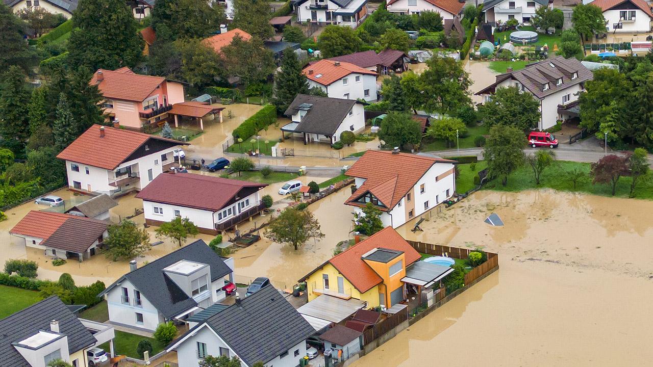 Von Hochwasser überflutetes Gebiet mit Häusern, Keller stehen unter Wasser