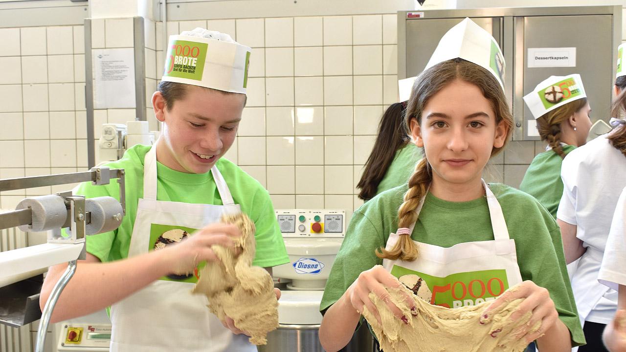 Zwei Mädchen mit Teig an den Händen