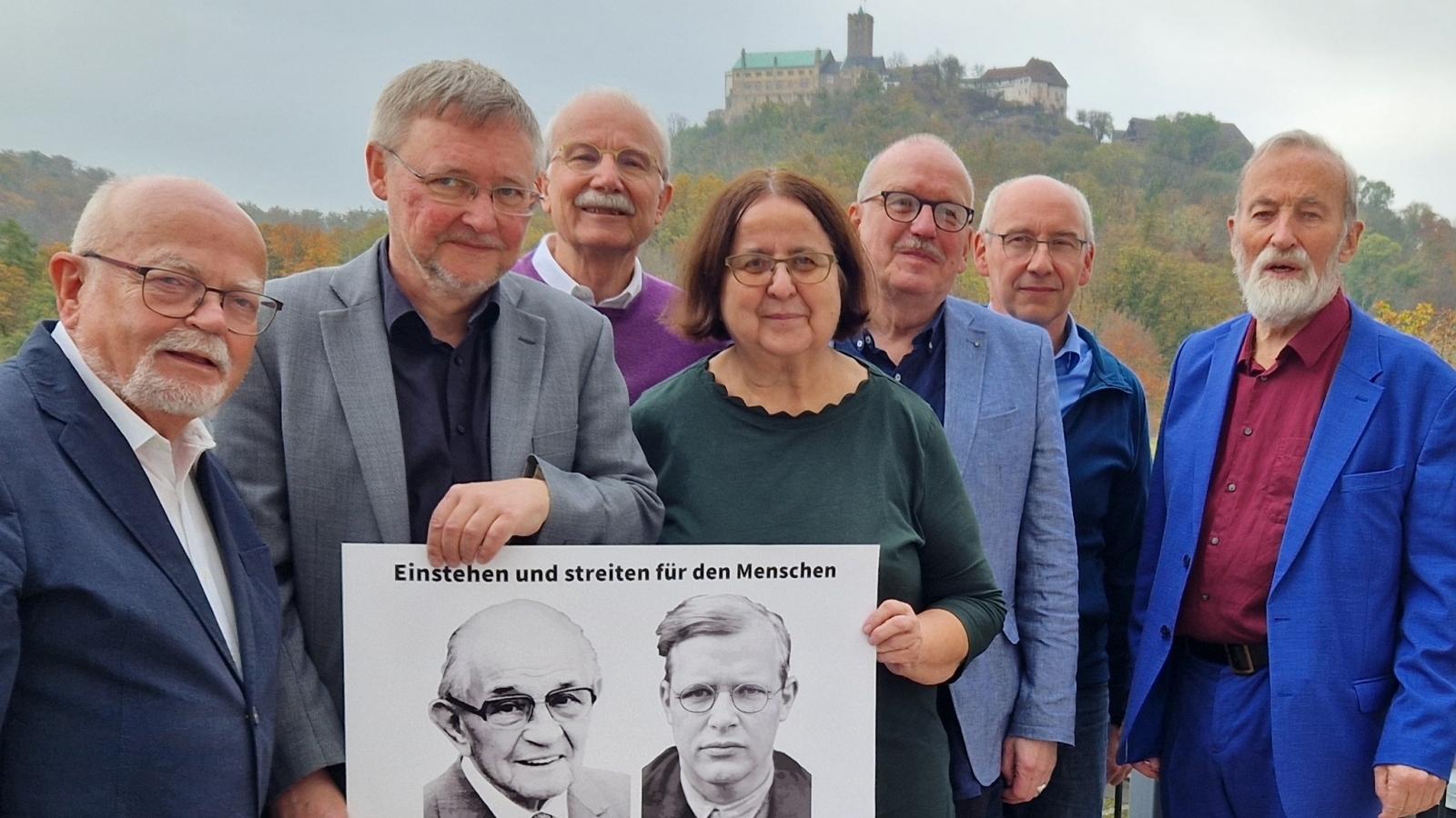 Gruppenfoto, im Hintergrund die Wartburg