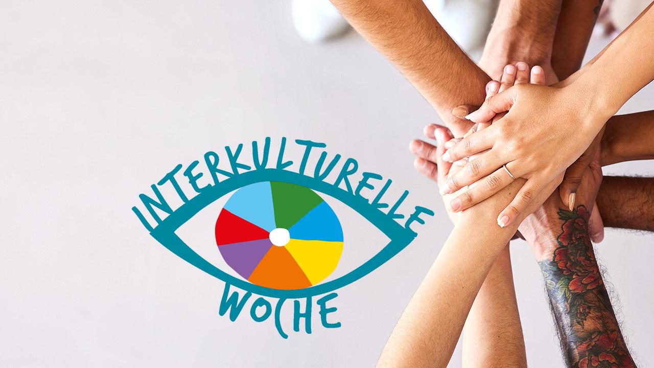 Logo und Hände von Menschen verschiedener Hautfarben, die übereinandergelegt sind