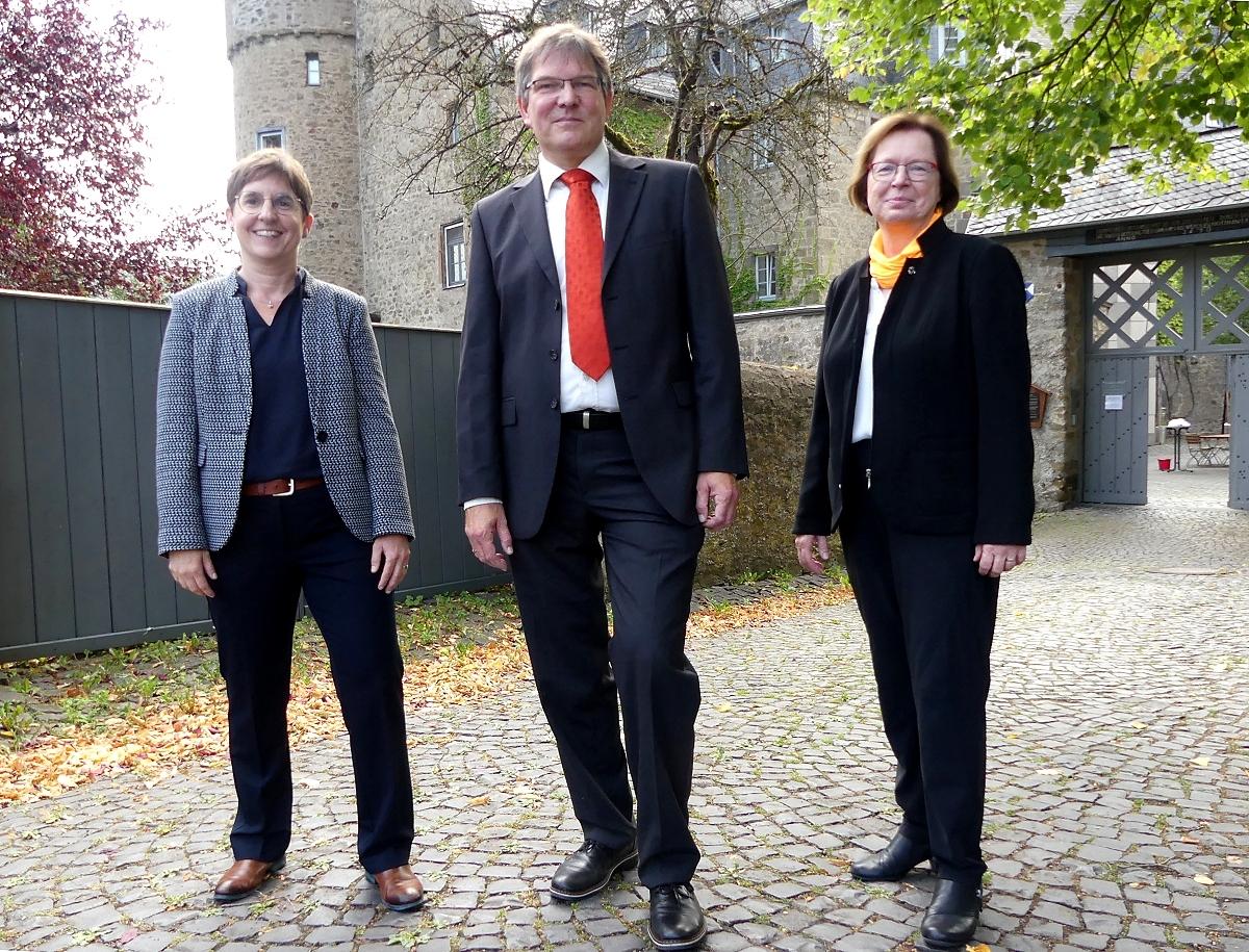 Gruppenfoto vor dem Tor zum Herborner Schloss