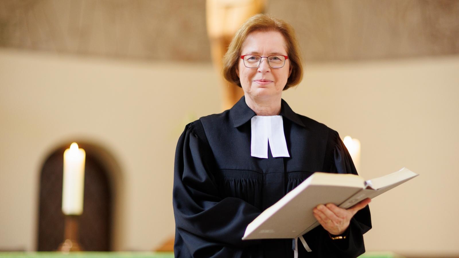 Portrait in Kirche mit Bibel in der Hand