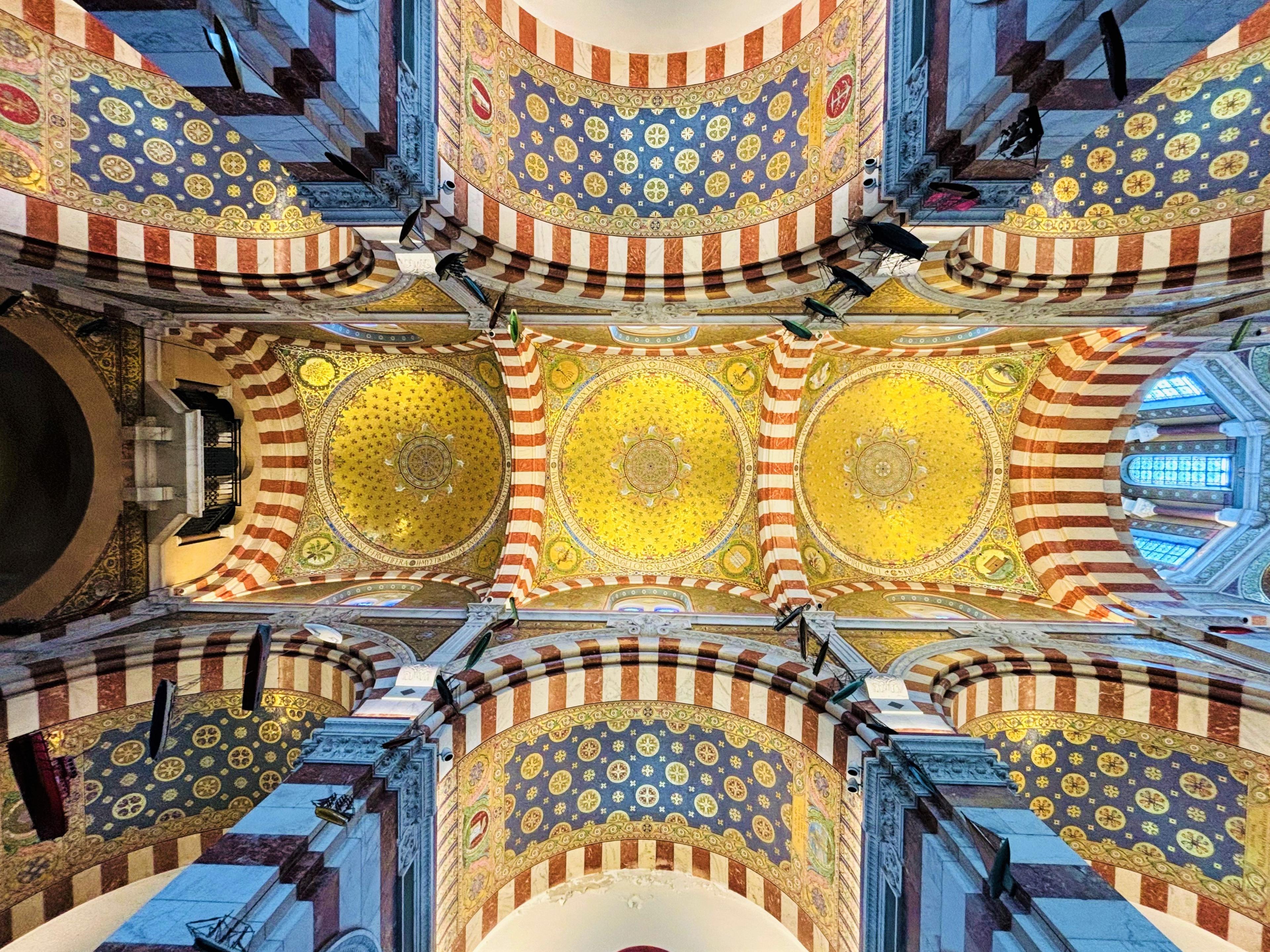 Faszinierender Blick - nicht nur in der Urlaubszeit: Basilika Notre-Dame de la Garde in Marseille