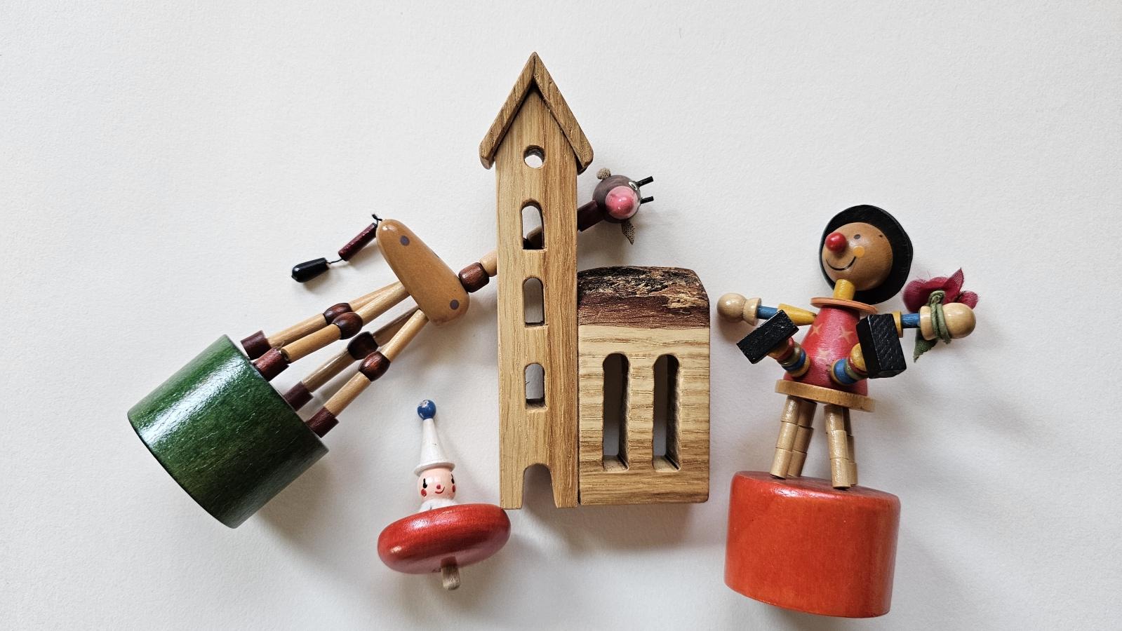 Kinderspielzeug aus Holz und eine kleine Kirche aus Holz