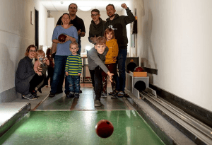 Familie beim Kegeln in der Jugenherberge