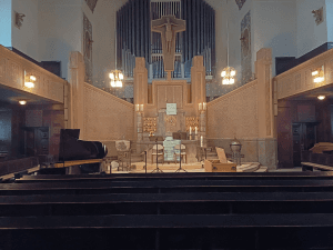 Innenraum der Lutherkirche Worms, im Altarraum mit Flügel und Truhenorgel, im Hintergrund die große Orgel