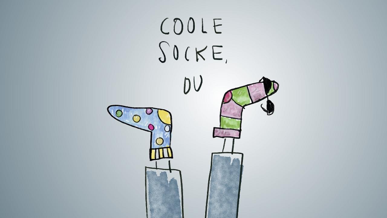 Illustration von zwei Beinen mit unterschiedlich bunten, gemusterten Socken; darüber steht handschriftlich der Text „Coole Socke, du“.