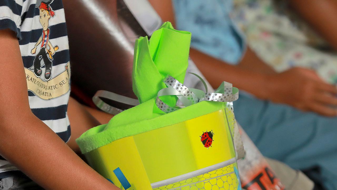 Schultüte Oberer, zugebundener Rand einer grün-gelben Schultüte
