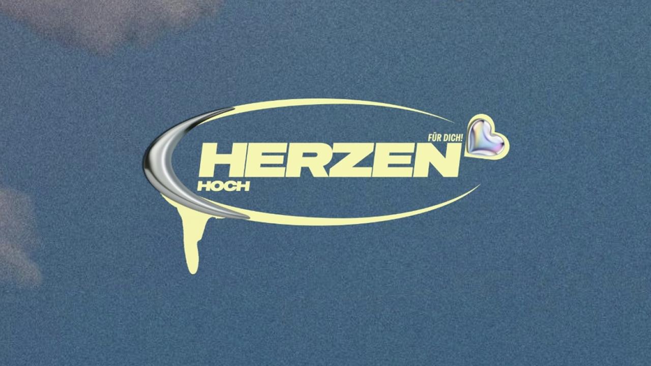 Grafik mit blau-grauem, wolkigem Hintergrund. In der Mitte steht der Schriftzug „HERZEN HOCH“ in großen, cremegelben Großbuchstaben, umgeben von einem ovalen Ring. Rechts daneben steht klein „FÜR DICH!“ und ein schimmerndes Herzsymbol. Links überlagert ein silbernes, geschwungenes Element den Ring, aus dessen Unterseite ein tropfenförmiger cremegelber Verlauf herabhängt.