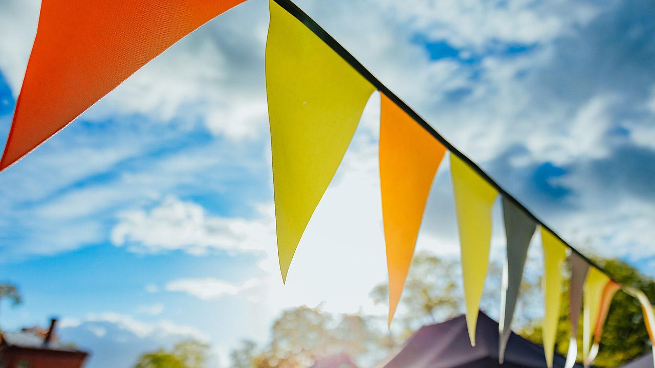 Bunte Wimpel vor Himmel