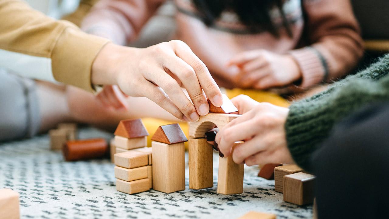 Gemeinschaft Mit Holzbausteinen eine Kirche bauen