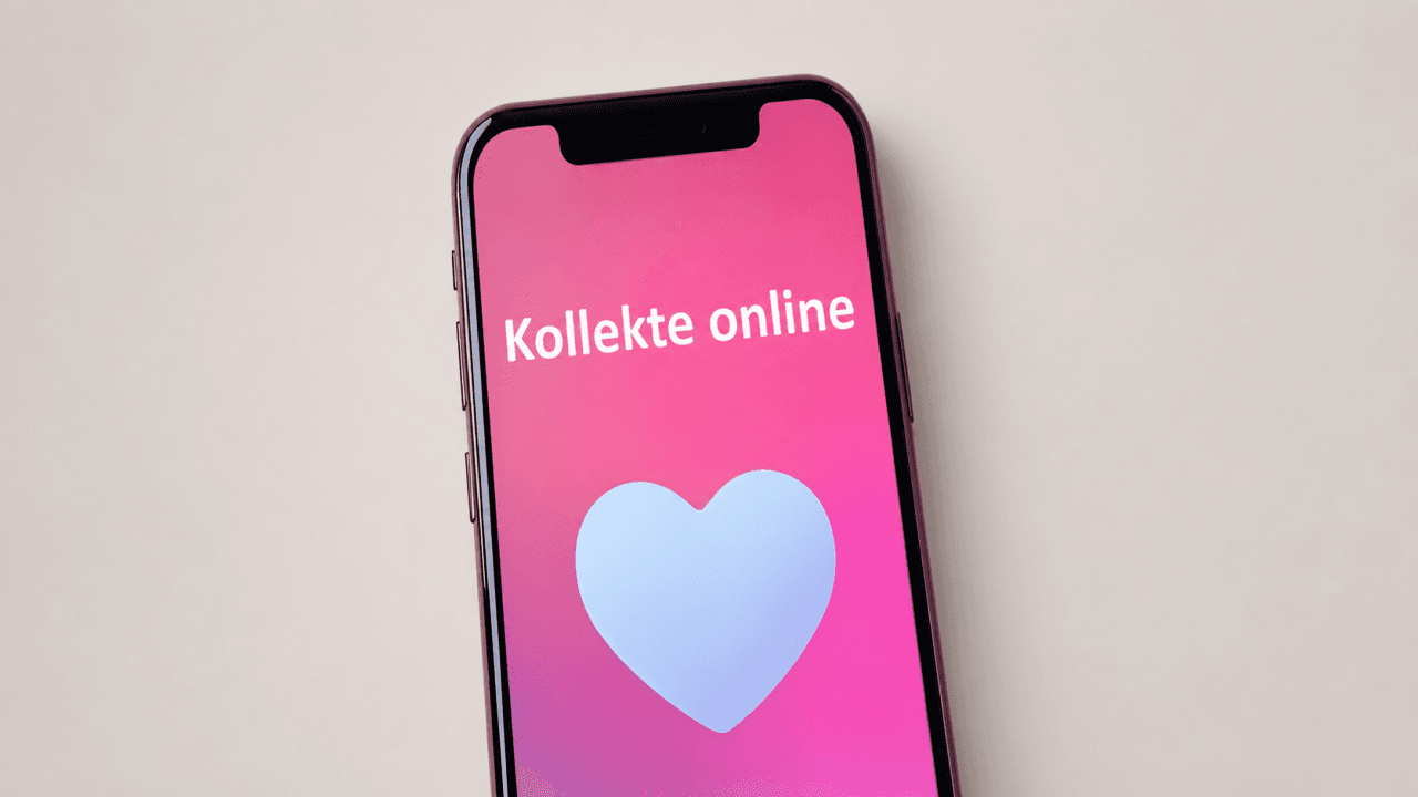 Kollekte online Ein Smartphone mit pinkem Bildschirm und der Aufschrift „Kollekte online“ sowie einem Herzsymbol steht vor einem neutralen, hellen Hintergrund.