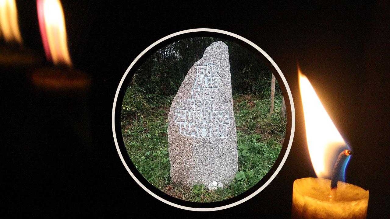 Gedenken an verstorbene wohnungslose Menschen Bild mit Kerzen, in das ein Gedenkstein eingeblendet ist