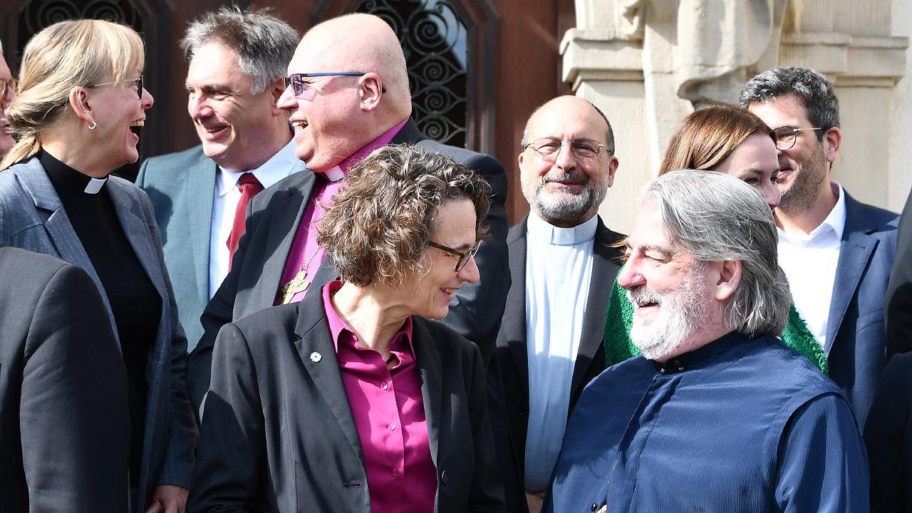 Ausschnitt aus einem Gruppenbild, Gespräch