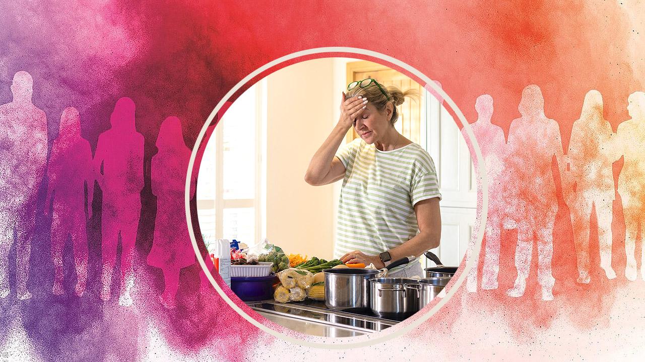 Vergesslichkeit Eine Frau hält sich am Kopf, weil sie beim Kochen eine Zutat vergessen hat