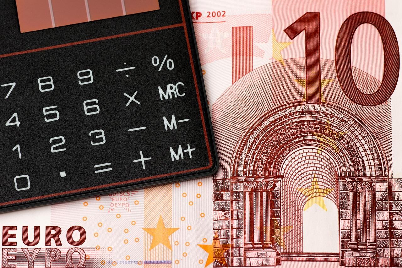 Taschenrechner liegt auf 10-Euro-Geldschein