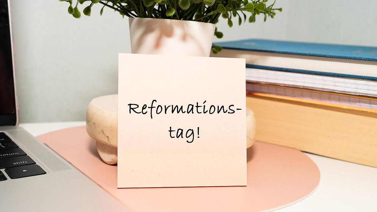 Notiz mit dem Wort "Reformationstag"
