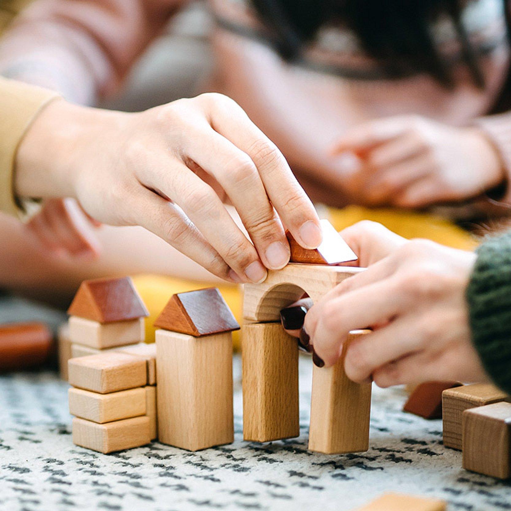 Gemeinschaft Mit Holzbausteinen eine Kirche bauen