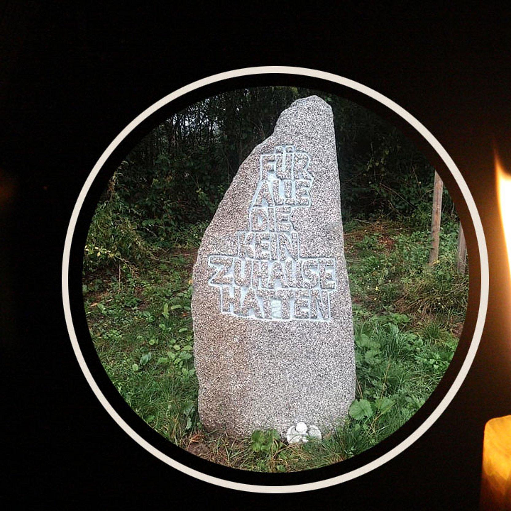 Gedenken an verstorbene wohnungslose Menschen Bild mit Kerzen, in das ein Gedenkstein eingeblendet ist