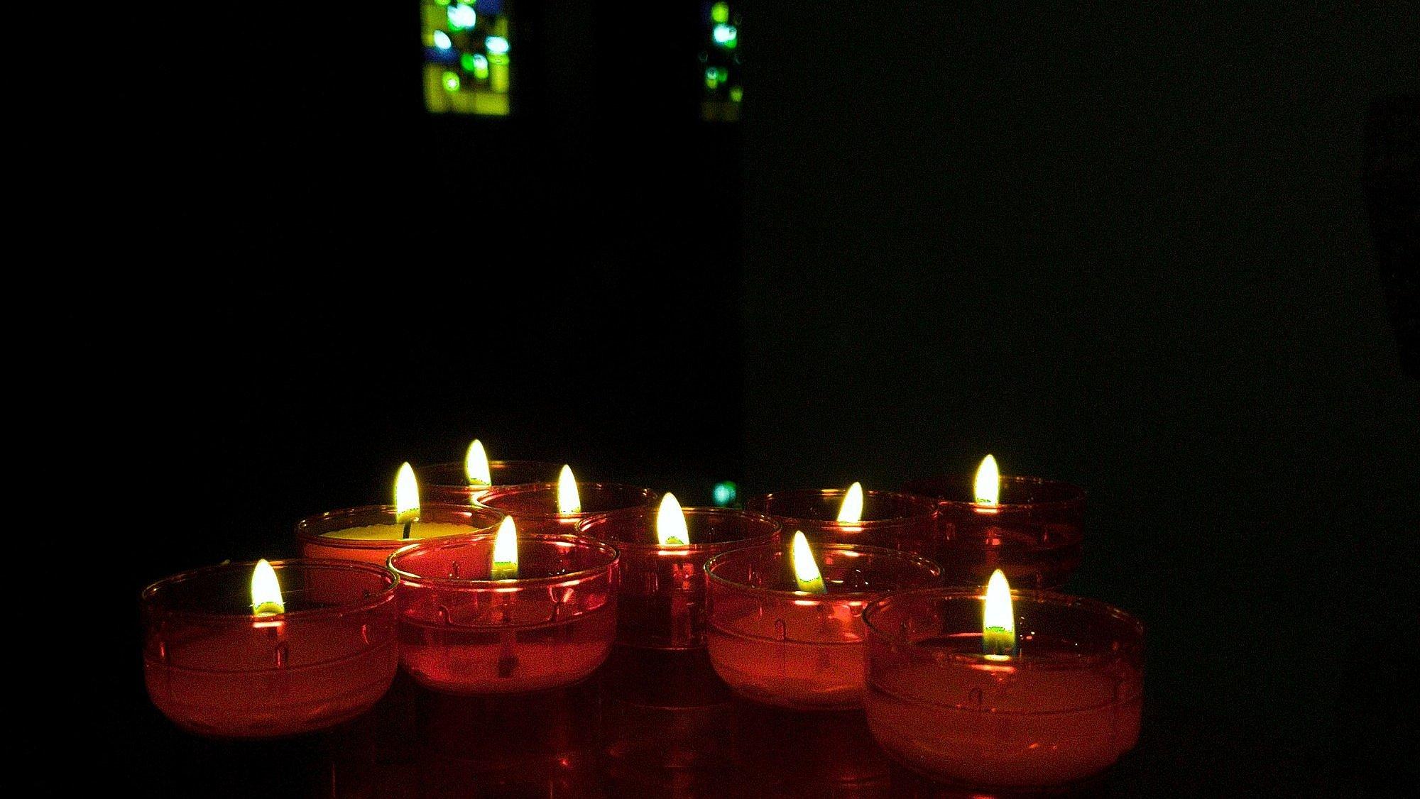 Kerzen Kerzen leuchten in dunkler Kirche