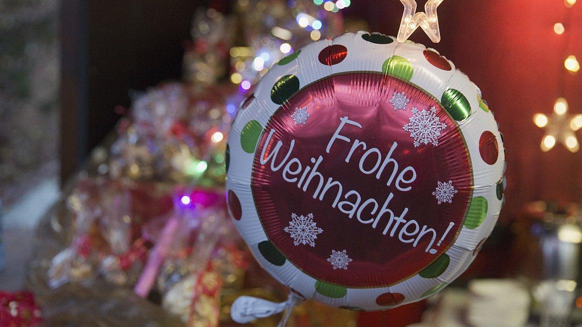 Ein großer Luftballon mit der Aufschrift Frohe Weihnachten