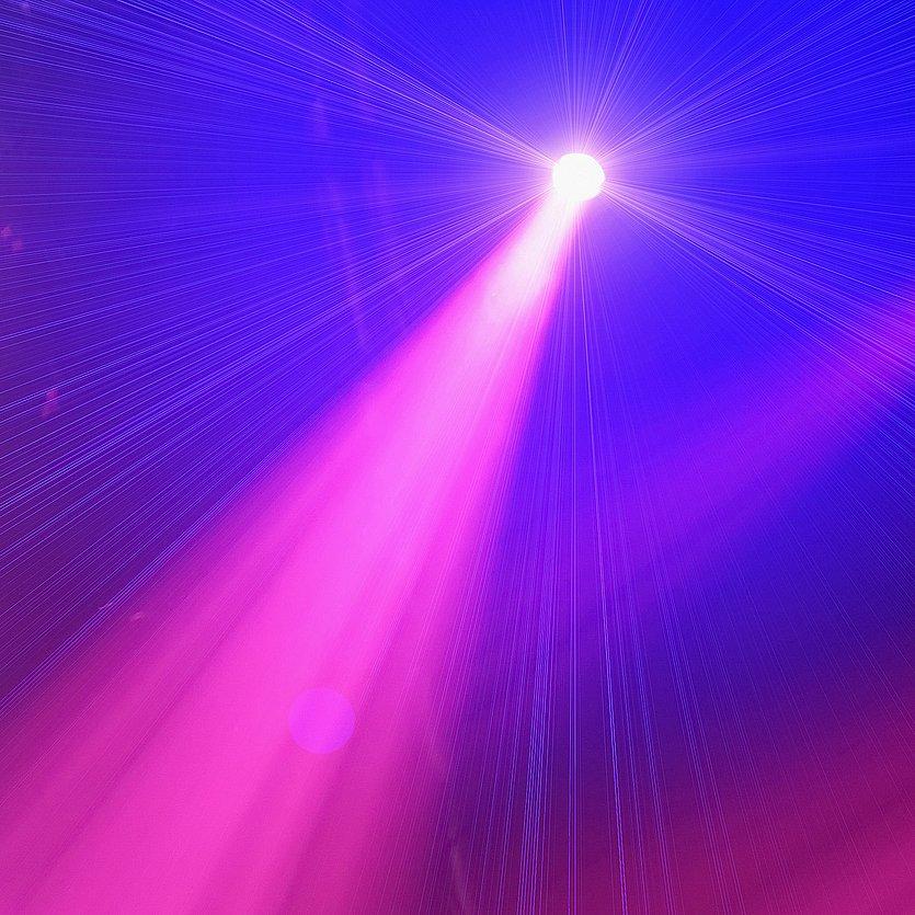 Veranstaltungen, Konzerte, Festivals Pinkes Licht eines Scheinwerfers