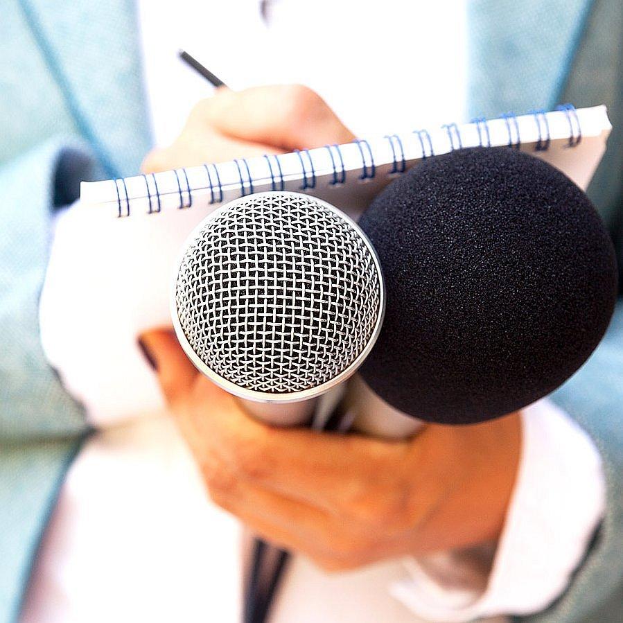 Medien Frau mit Block und Mikrophon