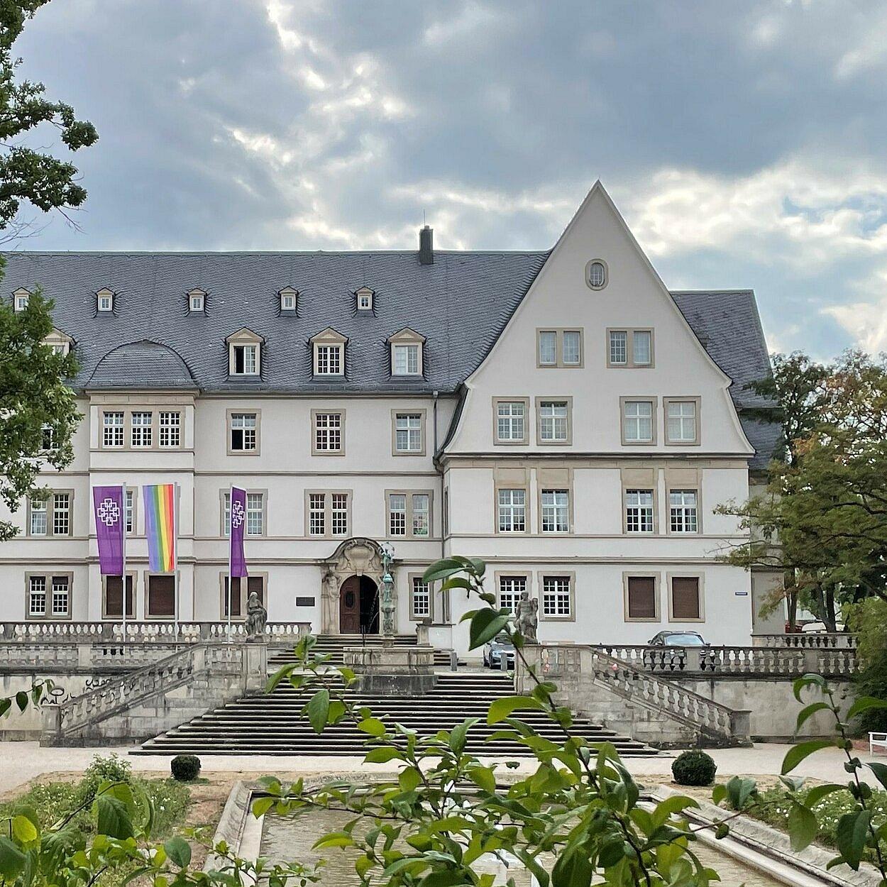 Kirchenverwaltung Darmstadt Paulusplatz Außenansicht des Gebäudes mit einem imposanten Treppenaufgang.