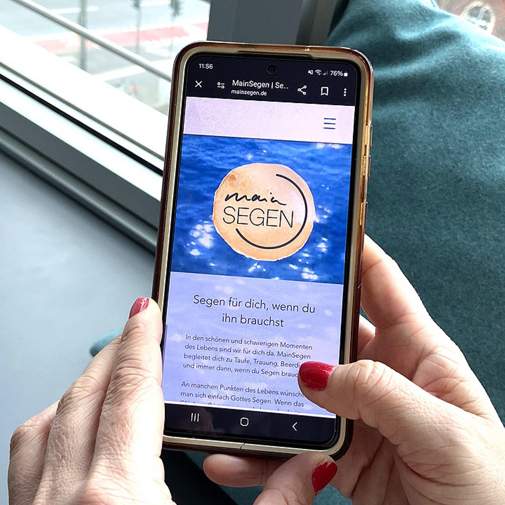 MainSegen Website "MainSegen" wird auf einem Smartphone aufgerufen