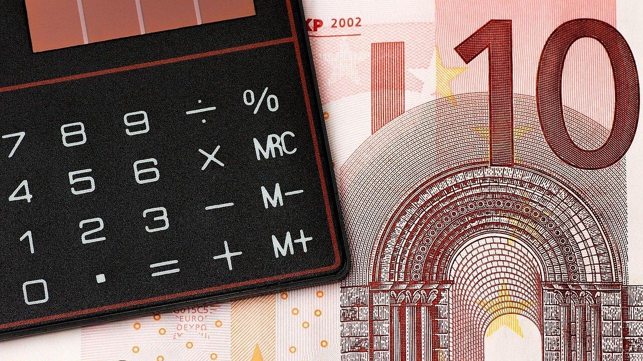 Taschenrechner liegt auf 10-Euro-Geldschein