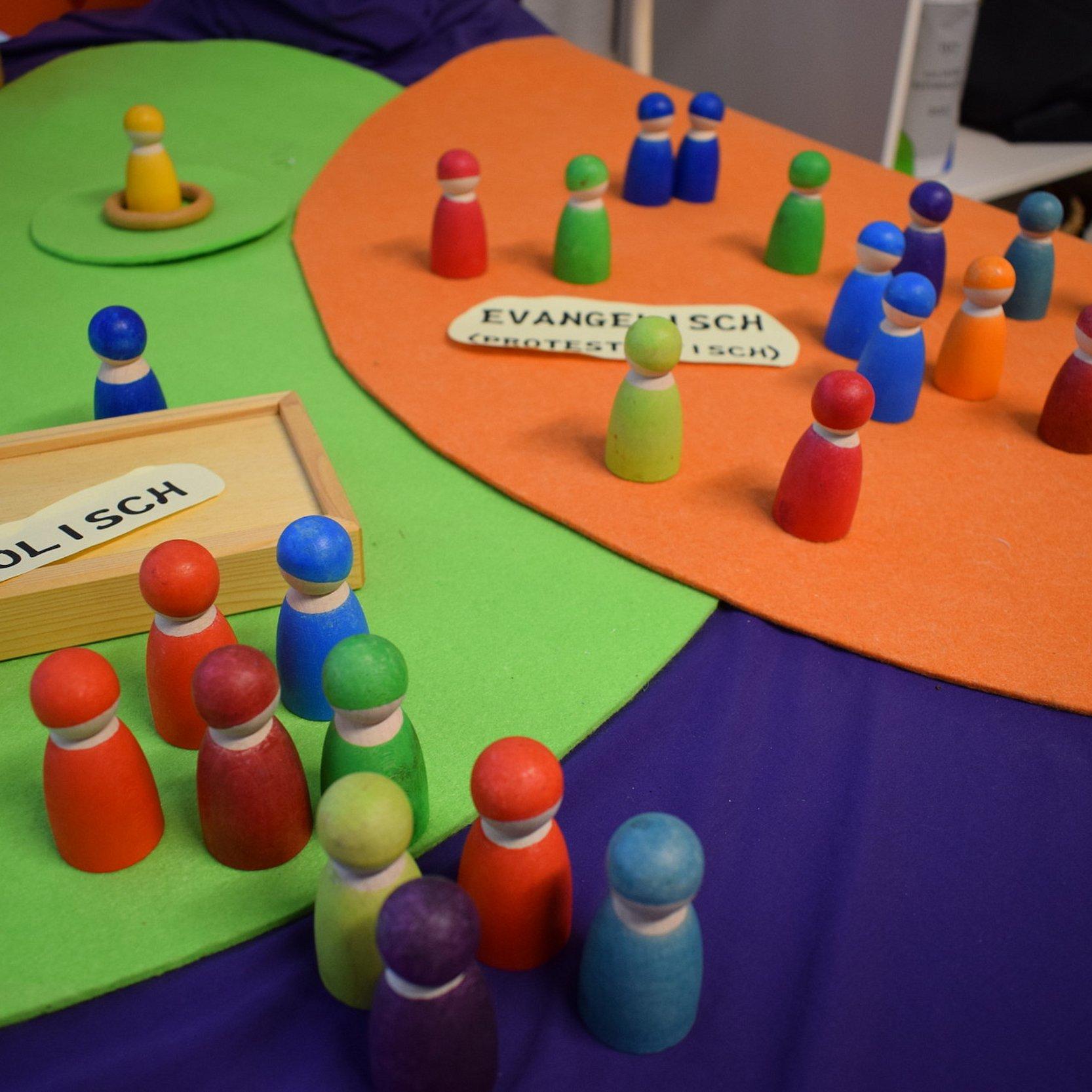 Ökumene Darstellung mit Spielfiguren