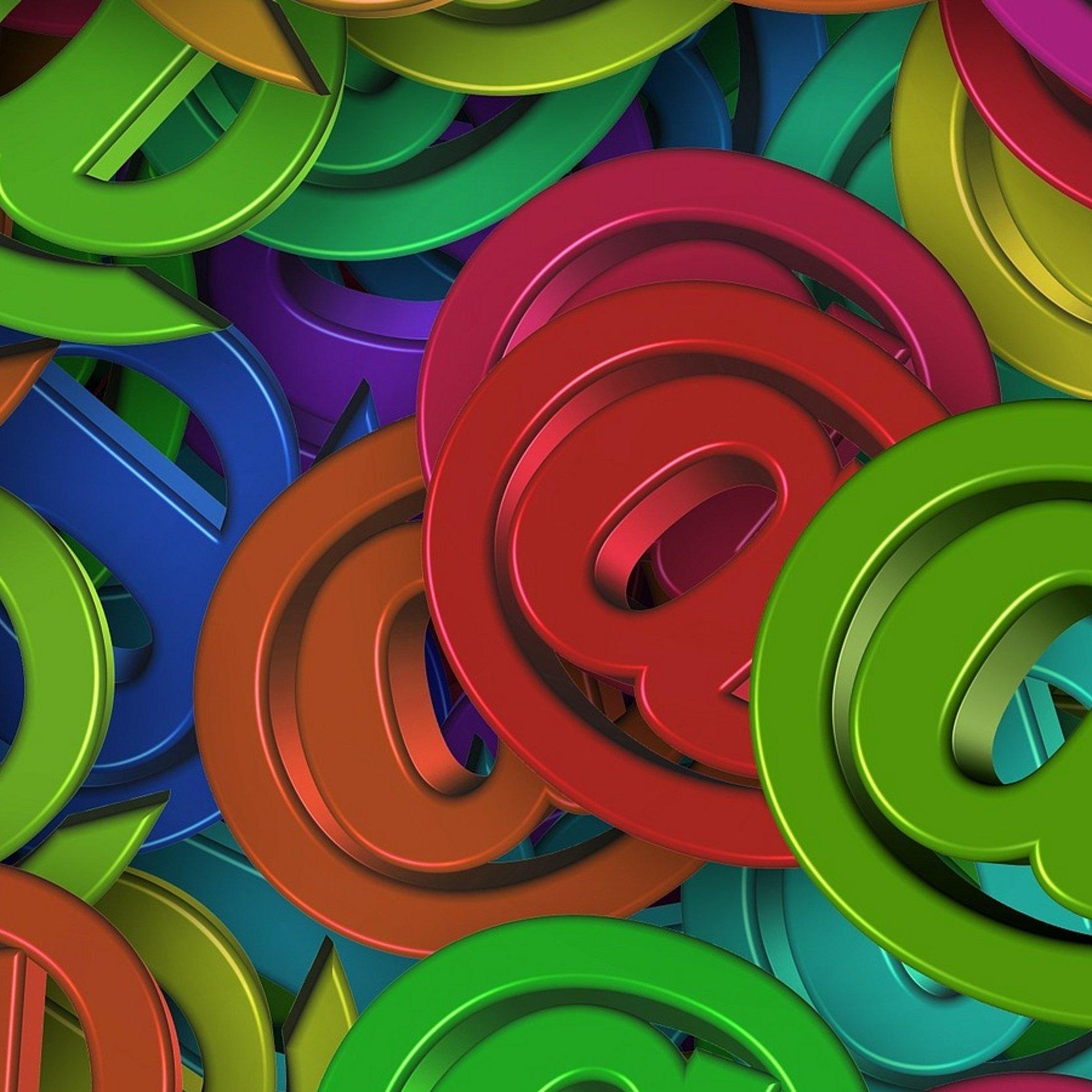 E-Mail Viele farbige E-Mail-Zeichen