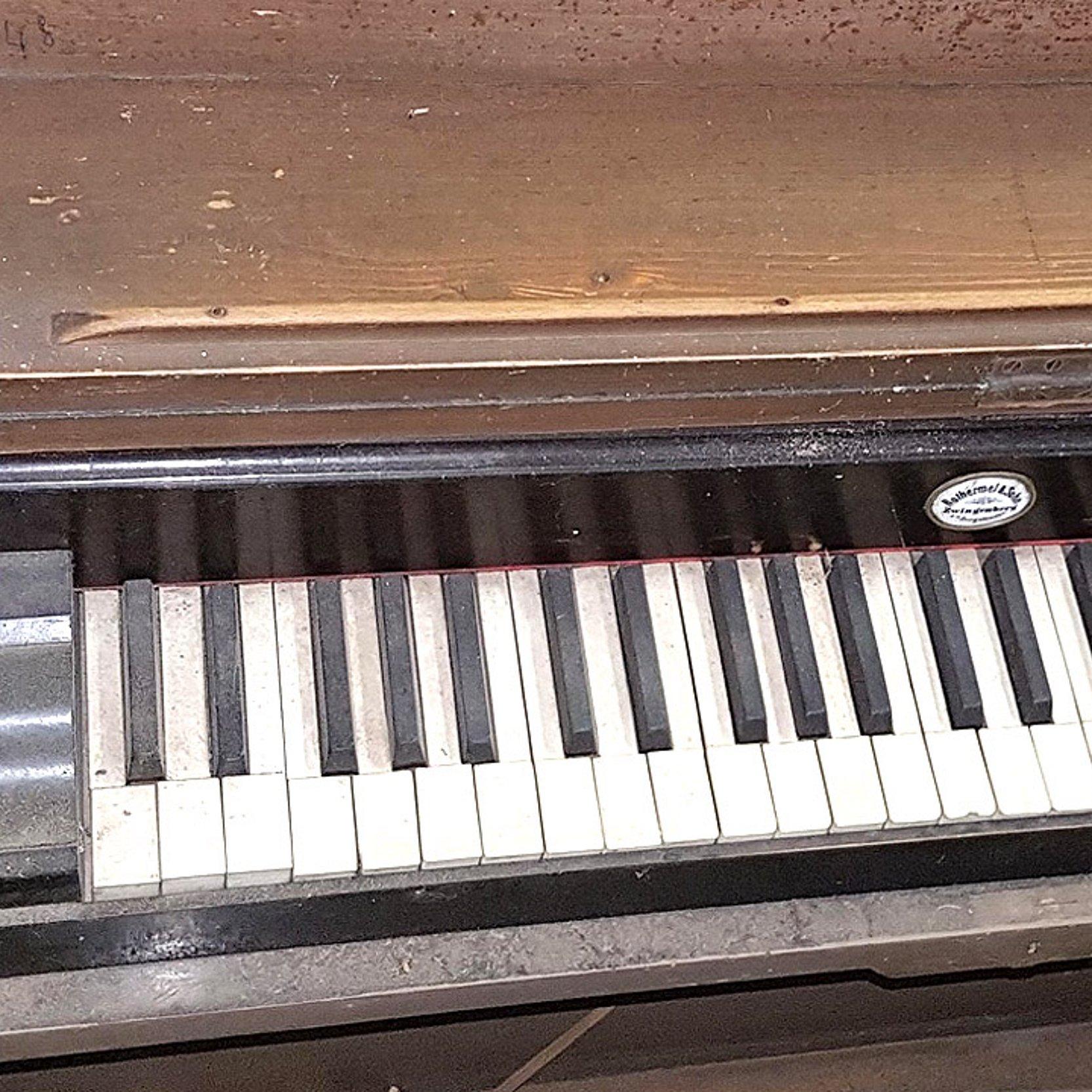 Orgel Etwas mitgenommene, alte, kleinere Orgel