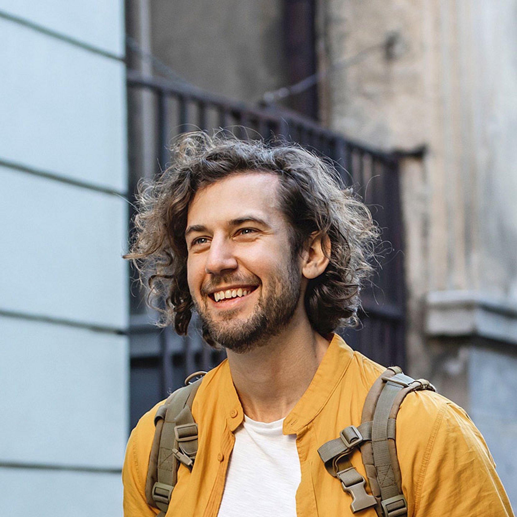 Mann Mann mit Rucksack in einer Stadt