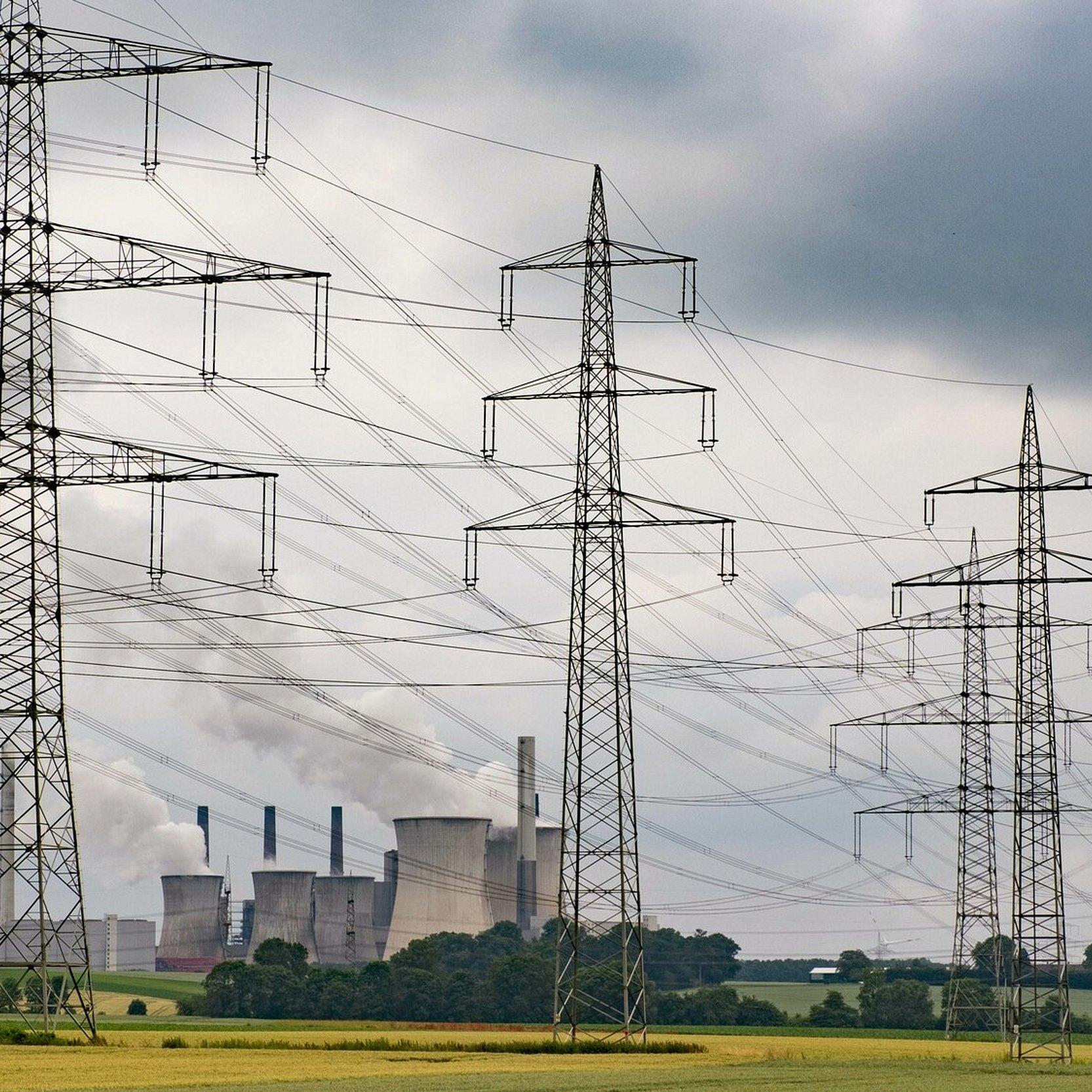 Strommasten Strommasten und Kohlekraftwerk
